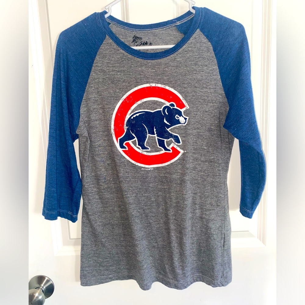 5th & Ocean Gray, Blue and Red Chicago Cubs Raglan Tee